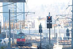 Die 3 Routen zwischen Zürich und Oerlikon: Im grellen morgendlichen Sonnenlicht fährt der von 420 226 gestossene Zug Richtung Tunneleinfahrt der Strecke nach Zürich (Löwenstrasse).